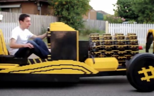 LEGOブロックで作られた実物大サイズの自動車、「Super Awesome Micro Project」号の走行シーン