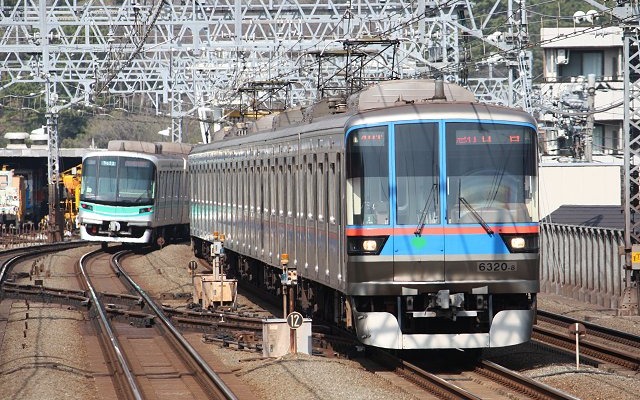 東急目黒線を走る都営地下鉄三田線6300形（右）。三田線と大江戸線は来年3月15日から終電の繰り下げを行う。