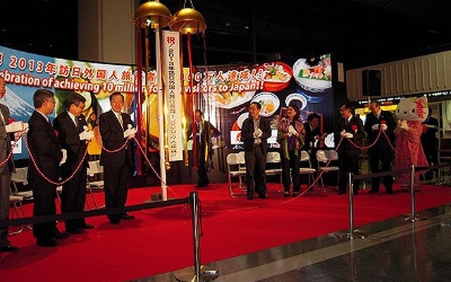 くす玉で1000万人達成を祝福