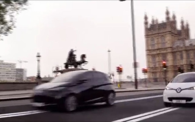 ルノーの小型EV、ZOEが英国ロンドン市街地でスロットカーレース?!