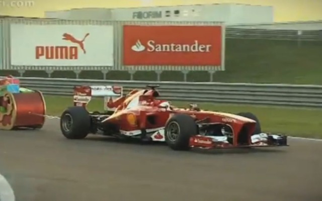 ソリを引いてクリスマスプレゼントの配達準備テストを行うフェラーリF138