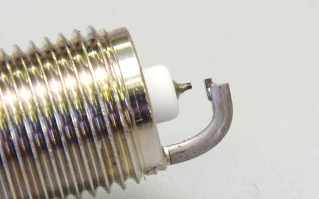 プレミアムRX。外側電極から突き出たチップの加工精度は驚くべきレベルだ。