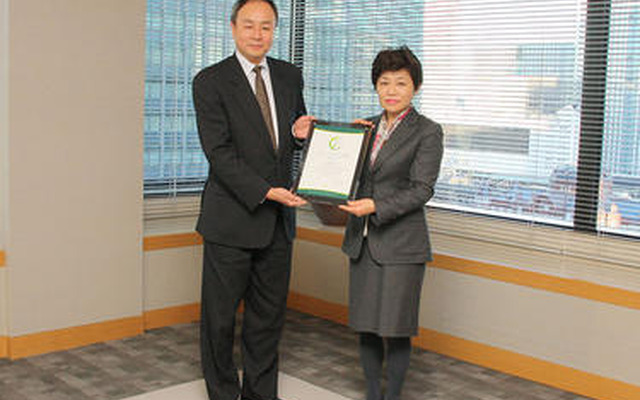 写真左から：日本総合研究所の足達英一郎 理事、日本郵船の和崎揚子経営委員