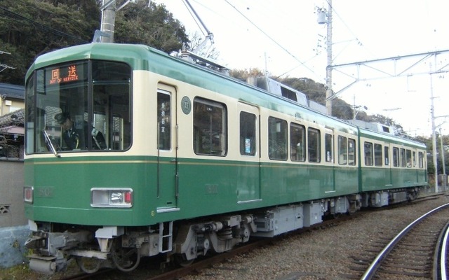 このほどリニューアルされた1501編成。パンタグラフはシングルアーム式のものに変わった。