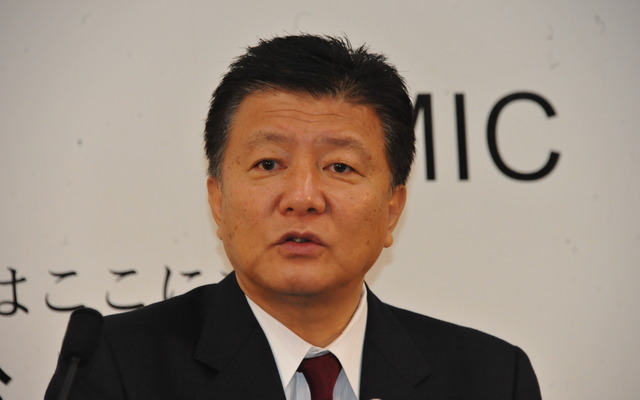 「四輪の方は新車のみ、二輪は新車を問わず」と答える新藤義孝総務相（17日・総務省）