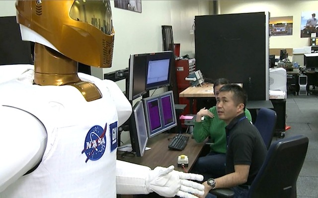 こちらは2013年3月に撮影された、NASAジョンソン宇宙センターでの様子。NASAが開発したロボット「Robonaut（ロボノート）2」の訓練を受けているところ。