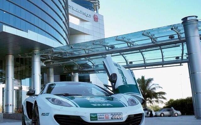 中東ドバイ警察に配備されたマクラーレンMP4-12C