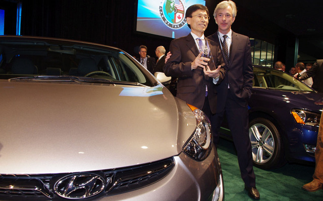 ヒュンダイモーターアメリカのジョン・クラフチック社長兼CEO（右）。2012北米COTYのヒュンダイ・エラントラ受賞式（デトロイトモーターショー12）