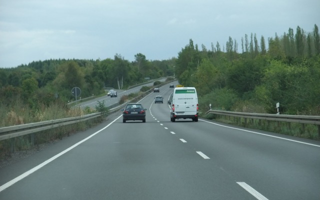 ドイツの高規格幹線道路。アウトバーンではなく、最高速度は100km/hだが、信号がないため時間あたりの走行距離はかなり伸ばせる。