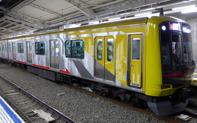 みなとみらい線元町・中華街～西武池袋線飯能間で運転された『サンライズ ヒカリエ号』。東急5050系4000番台の「Shibuya Hikarie号」が使用された