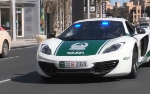 中東ドバイ警察に配備されパトロール走行するマクラーレン MP4-12C