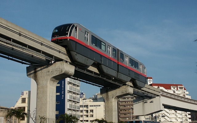 那覇市内を走るゆいレールの列車。平日の運行本数を現在より4本多くするダイヤ改正が2月7日に実施される。