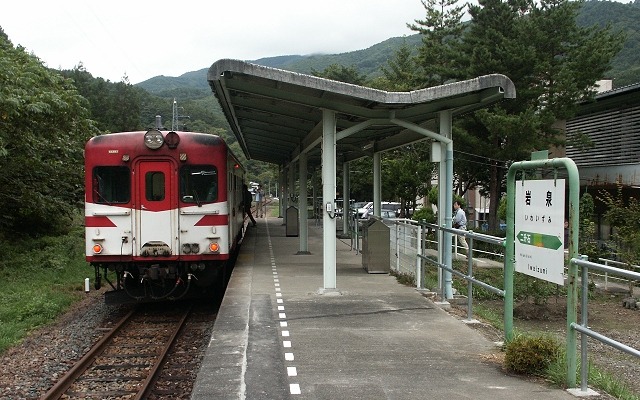 岩泉線の終点・岩泉駅で発車を待つ普通列車（2006年9月）。2010年7月から土砂災害による運休が続いているが、4月1日の廃止がほぼ決まった。