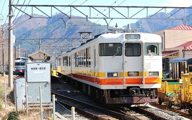 「パノラマエクスプレスアルプス」時代の塗装に戻された2000形2002号編成。2月9日限りで運転を終了する。