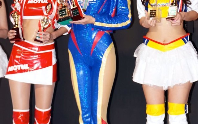 写真真ん中、日本レースクイーン大賞のグランプリを受賞した佐野真彩さん