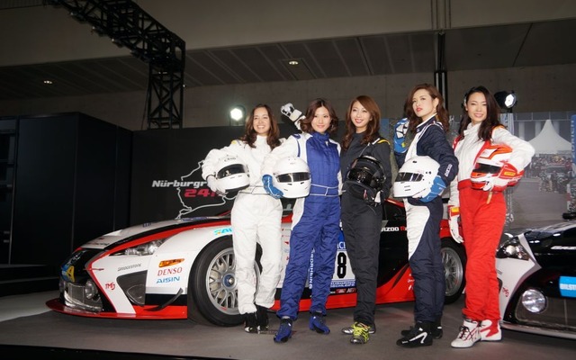 東京オートサロン会場で、レーシングスーツのファッションショー開催