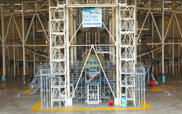 1.5倍の荷重を翼に受けて5mのたわみを見せるA350 XWBの翼端