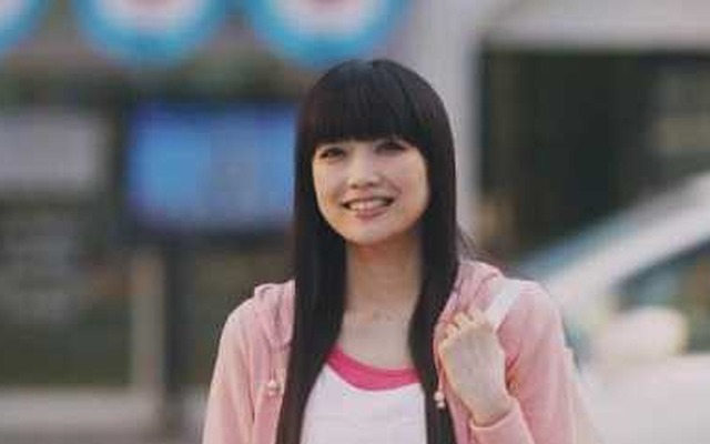 優子を演じる佐藤江梨子さん。佐藤さんは東京都出身だが、小学生の頃から一時期、神戸で過ごした経験があるという。