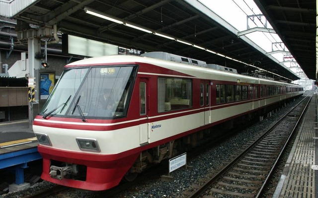 西鉄天神大牟田線の列車。「福岡モーターショーきっぷ」を利用すると300円安くなる。