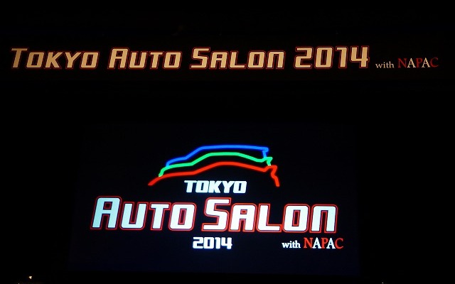 今年のオートサロンはイベントホールにのみステージを設定。痛車系やアキバ系イベントでもおなじみのアイドルグループ「ALLOVER」は広いステージを駆け巡った。