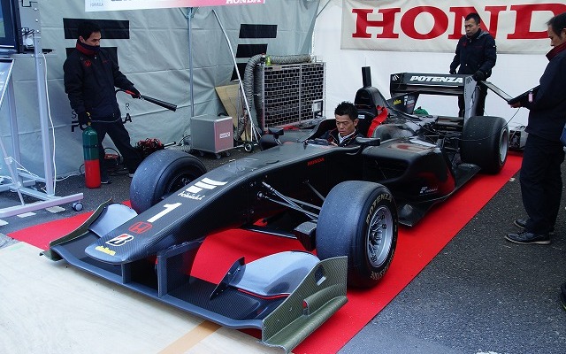 今年から使用されるスーパーフォーミュラの新シャシー「SF14」、ホンダエンジンを搭載したバージョンがオートサロンのデモ走行に登場した。