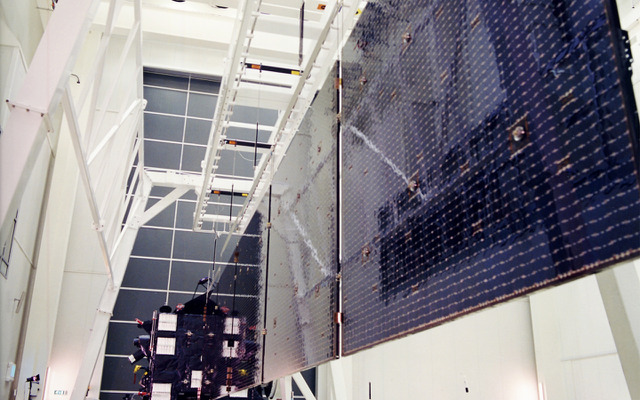 2002年、打ち上げ前に太陽電池パネルの展開試験を行ったロゼッタ探査機。パネルをすべて展開すると、端から端まで32メートルという大きな探査機だ。搭載された高利得アンテナの直径も2.2メートルあるという。