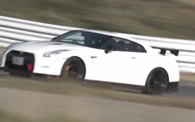 サーキットを駆け抜ける日産GT-R NISMO