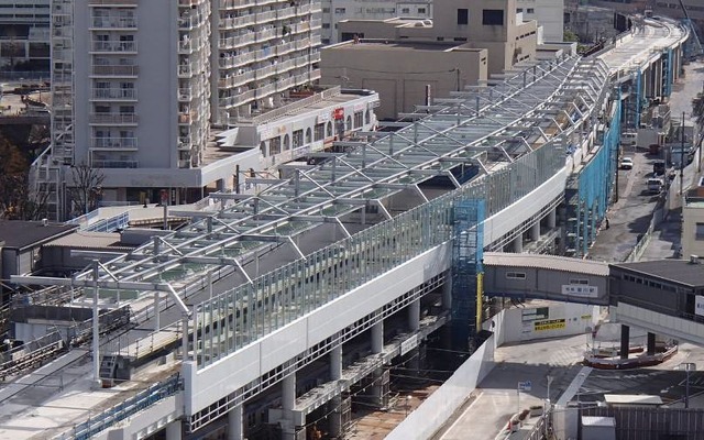 高架化工事が進む星川駅付近から横浜方を望む。島式2面4線ホームのうち1面2線分のホームの形が見えてきた。