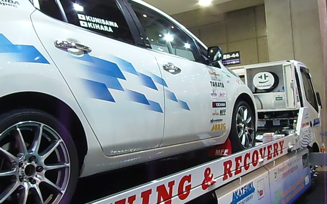 EVを乗せて走行しながら充電が可能。3相交流200Vや単相100V電源を供給できる