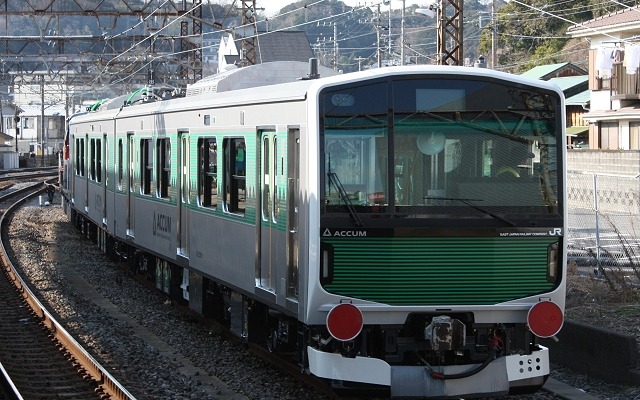 このほど完成したEV-E301系「ACCUM」の先行車2両編成。3月のダイヤ改正を機に栃木県の烏山線で運転を開始する。
