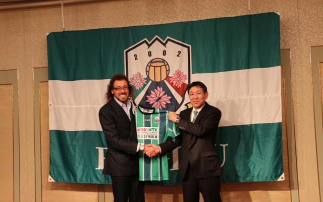 ラモス新監督と握手を交わすNGK柴垣信二副社長