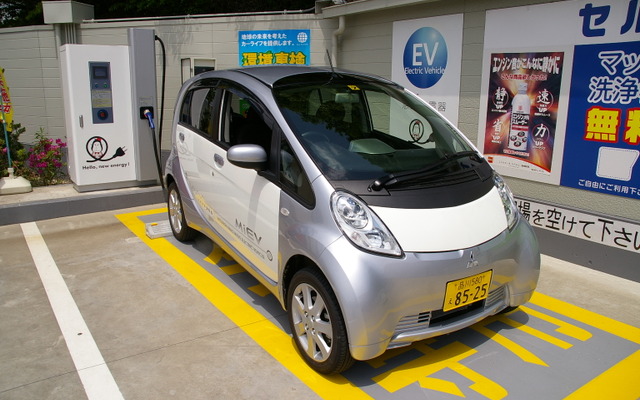 ENEOSスタンドに設置されている充電スタンドと三菱i-MiEV