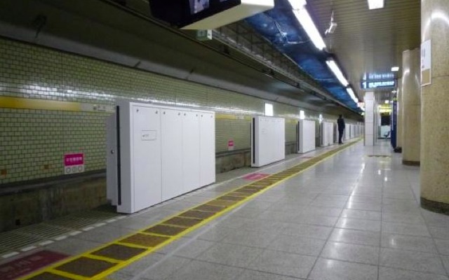 設置工事中の有楽町線千川駅のホームドア。同駅での使用開始で、有楽町線は全24駅にホームドアの設置が完了する。