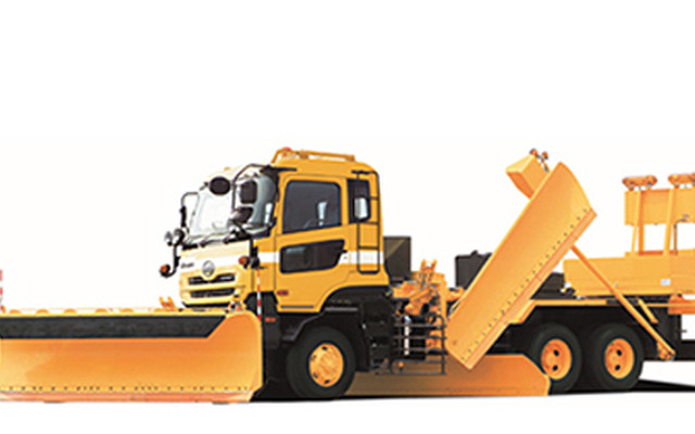 UDトラックス・大型トラック クオン の除雪車