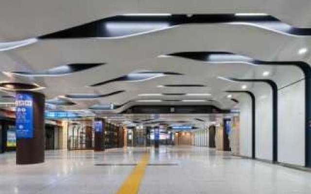阪神三宮駅が環境省の「第4回省エネ・照明デザインアワード」で優秀事例に選出。写真は同駅西改札内コンコース