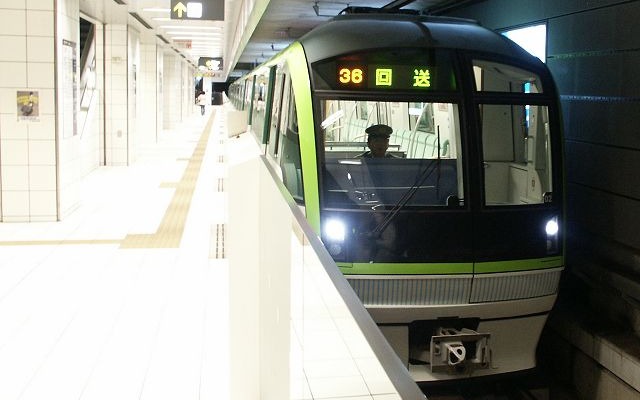 七隈線の天神南駅ホームに停車中の3000系電車。ここから1.6km先の博多駅まで延伸する。