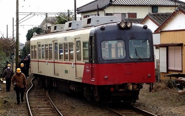 1月11日の脱線事故の影響で運休中の銚子電鉄線が26日、再開することが決まった。写真は笠上黒生駅で脱線した直後のデハ2002。