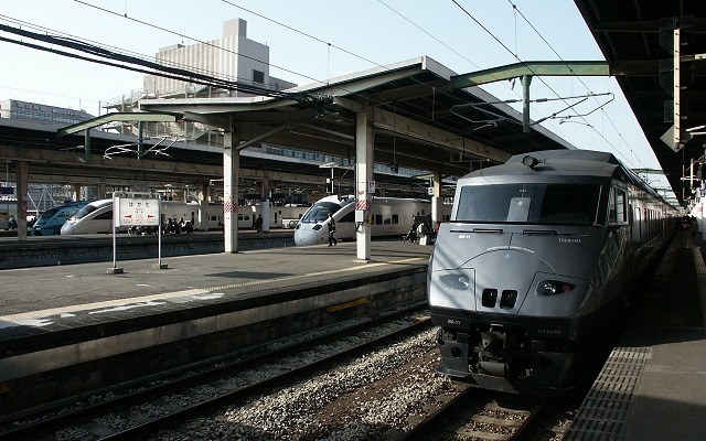 九州新幹線の部分開業に伴い、2004年から2011年まで博多～新八代間で運転されていた在来線特急『リレーつばめ』（右・2004年3月）。787系を使用していた。