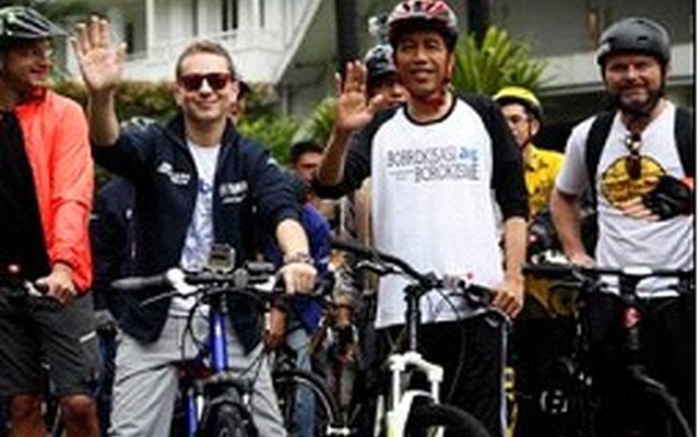 Joko widodo氏（写真右から2番目）と、ホルヘ・ロレンソ選手