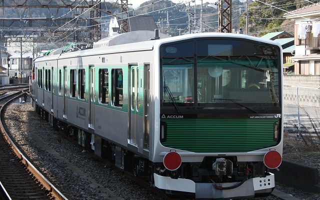 このほど完成したEV-E301系「ACCUM」の先行車2両編成。3月9日に試乗会が行われる。