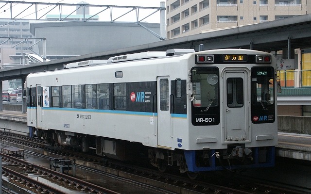 佐世保駅で発車を待つ松浦鉄道の伊万里行き。2月23日は乗車1回につき200円で利用できる。