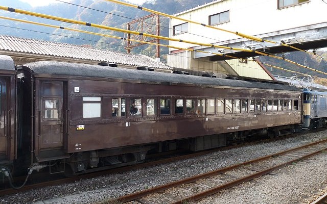 『SL村上ひな街道号』は『ばんえつ物語』のC57 180がけん引するが、客車は旧型客車6両を使用する。