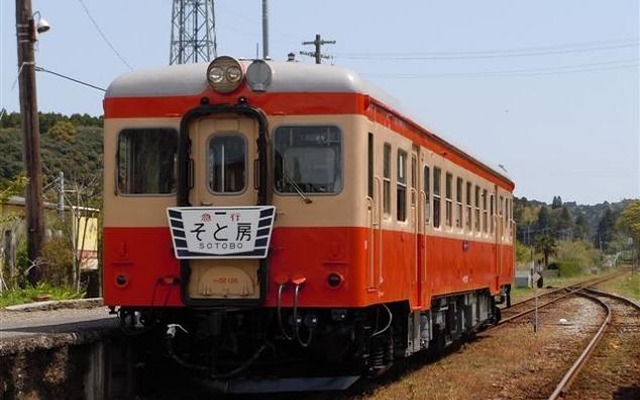 観光急行列車として運転されているいすみ鉄道のキハ52 125。現在はクリームと赤の2色だが、3月以降は「首都圏色」と呼ばれる朱色1色の塗装に変更される。