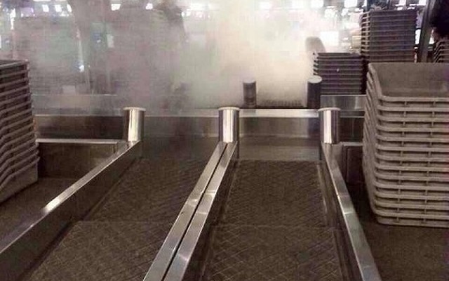 チェックインカウンターでかばん炎上　バンコク空港