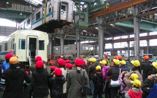小田急は3月28日に「小尾の総合車両所親子見学会」を開催。写真は昨年行われた際の車体上げ作業の様子
