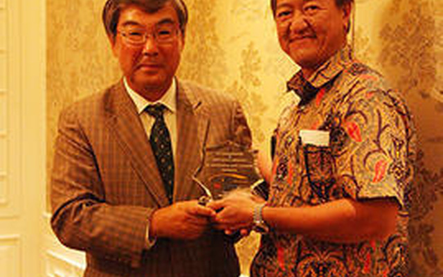 写真左：日本郵船の曽我貴也自動車物流グループ グループ長　写真右：NPALI D.ブディジャント社長