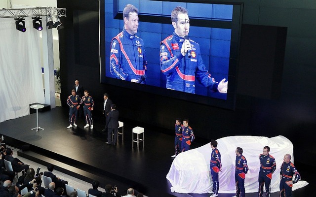 ヒュンダイチームの一員として紹介を受けるクリス・アトキンソン