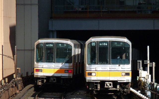 新型車両への置き換えが進行中の銀座線01系。初期に製造された車両は今では珍しくなった「非暖房車」だ。写真は冷暖房装置を搭載した第26編成（左）と冷房装置のみ搭載した第06編成（右）。