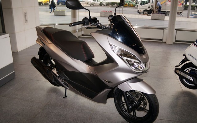 ダンク発表会場に展示された125ccの原付二種、新型『PCX』