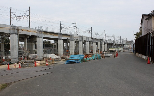 高架化工事が進められている新京成線（2010年撮影）。奥に見える高架橋は新鎌ヶ谷駅付近で新京成線に並行している北総鉄道北総線。